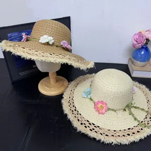 Sommer Bast Strohhut für Damen, elegante Sonnenkappe mit Blumen und breiter Krempe.