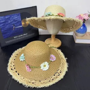 Handgemachte Bast-Strohsonnenhüte mit blumiger Rankendekoration, perfekt für den Sommerurlaub.