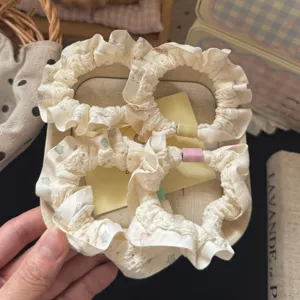 Primo piano dettaglio di elastici con stampa orsetto volant, accessorio per capelli.