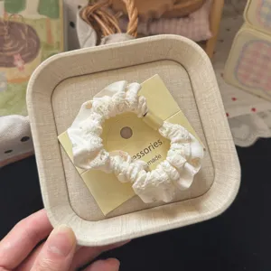 Carino scrunchie per capelli in pizzo con carta gialla, accessorio dolce per la coda.