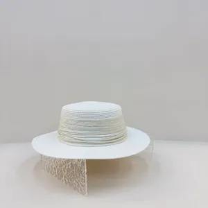 Vue détaillée du chapeau de paille d'été avec bande plissée et texture plate et chic.