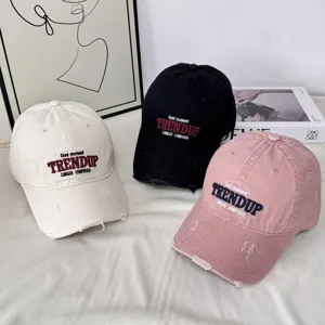 Detalles de las gorras de béisbol vintage desgastadas con bordado y visera elegante.
