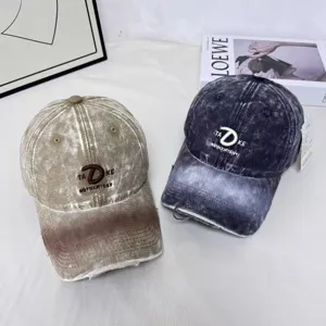 Gewaschene Denim Baseballcap mit Stickerei und Destroyed-Effekt fuer modischen Sonnenschutz.
