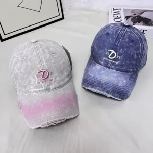 Verwischte Batik-Baseballcaps mit cooler Vornamenbestickung für lässige Streetwear-Looks.