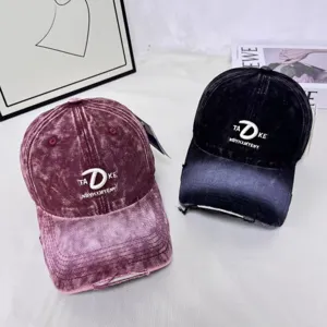 Stylische, verwitterte Batik- und Samt-Baseballkappen mit einzigartiger Stickerei vorne.