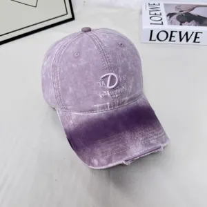 Lila Batik Baseballcap mit Used-Look Details und Vorderelementen für Damen und Herren.