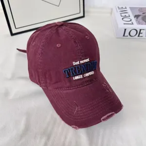 Gorra de béisbol vintage desgastada para mujer, corona suave bordada, estilo casual chic.