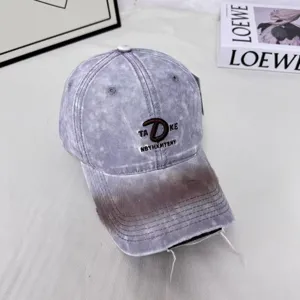 Gewaschene Batik Baseballkappe mit einzigartiger Buchstabenstickerei und stylischer Destroyed Hut.