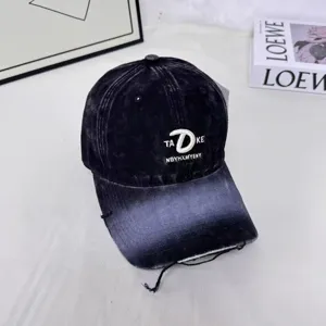 Detailansicht der schwarzen Waschung Baseballkappe mit Stickerei und ausgefranstem Schirm.
