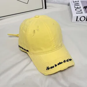 Casquette de baseball jaune usée avec broderie chic, chapeau en coton respirant.