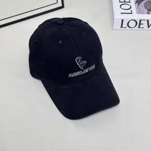 Details of the black baseball cap with front embroidery and wide brim for daily wear.
