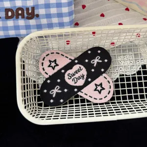 Fermaglio per capelli da ragazza con design a benda incrociata, ricami di stelle e cuori.