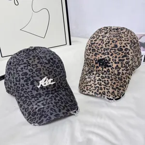 Gewaschene, verwitterte Leoparden-Baseballkappe mit Stickerei vorne und Destroyed-Effekten.