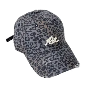 Modische waschgraue Baseballcap mit Leopardenmuster, Destroyed-Effect und Air-Stickerei.
