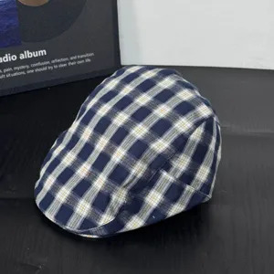 Detail van Britse vintage ruit platte pet, ademende navy blauwe baret voor de zomer.