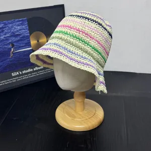Handgefertigter Stroh-Bucket-Hat mit bunten Streifen für Sonnenschutz im Frühling und Sommer.