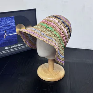 Handgemachte bunte Häkelstroh-Fischerhut, Crayon-Farbblock-Sonnenhut für Frühling und Sommer Strand.