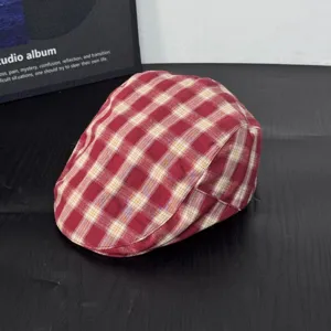 Retro rode ruit platte pet voor dames, ademende Britse baret hoed voor de lente en zomer.