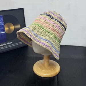 Handgemachter Stroh-Bucket-Hat mit bunten Pastellstreifen, idealer Sonnenschutz im Sommer.