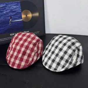 Klassieke ruitjes pet voor dames, stijlvolle ademende retro ivy hoed in rood en zwart stijl.