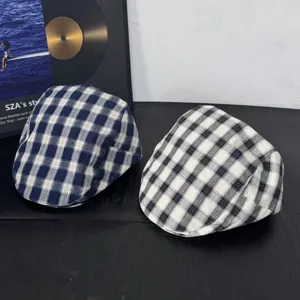 Detailopname van Britse retro geruite platte petten in blauw en zwart geruit.