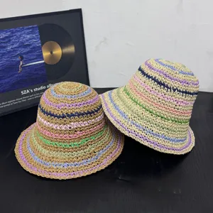 Handgewebter Stroh-Bucket-Hat mit bunten Pastellstreifen, lässiger Sommer-Sonnenschutz-Strandhut.