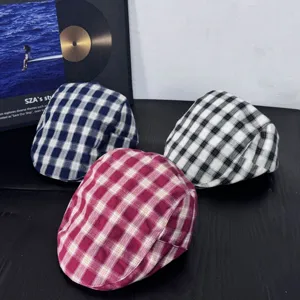 Britse stijl ruitjes platte pet, ademende retro ivy hoed voor vrouwen, gedetailleerd weergave.