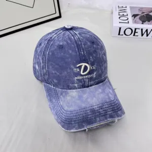 Vintage Washed Denim Baseballkappe mit einzigartiger Buchstabenbestickung und cooler Used-Krempe.