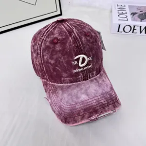 Verwischte Vintage-Baseballkappe mit Buchstabenstickerei und stylischem Used-Look für den Alltag.