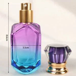 Nahaufnahme der 30ml Farbverlauf Parfümflasche mit Präzisionspumpe und edler Kristallkappe.