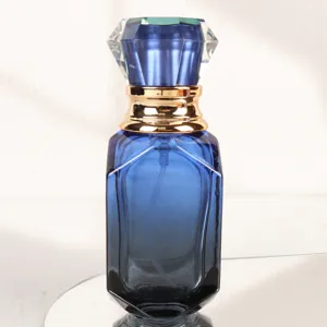 Nahaufnahme des luxuriösen blauen Glas-Parfümzerstäubers mit edlem Diamantkapseldeckel.