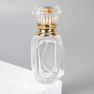 Detailansicht der 30ml leeren Parfümglasflasche mit Diamantkappe und goldener Pumpe.
