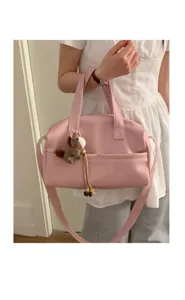Dettaglio borsa a spalla rosa morbida, borsa a cuscino casual con grazioso ciondolo cavallo.
