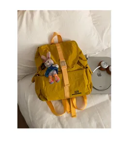 Zaino casual in nylon con simpatico ciondolo a coniglietto, elegante borsa da viaggio gialla.