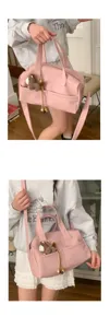 Elegante borsa a tracolla morbida rosa con grazioso ciondolo cavallo in peluche per donne
