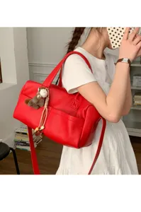 Vista dettagliata della borsa a spalla morbida in pelle rossa, elegante borsa casual.