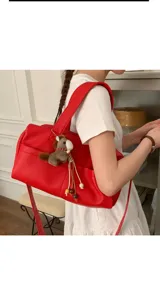 Borsa a tracolla in pelle rossa da donna, stile coreano, morbida borsa a cuscino con ciondolo.