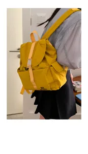 Dettaglio di un pratico zaino casual da studente in nylon giallo, perfetto per uso quotidiano.