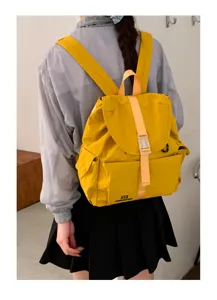 Primo piano dettagliato dello zaino da studente in nylon giallo elegante indossato sulla schiena.