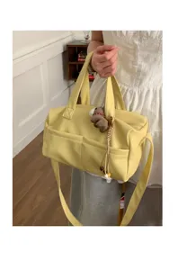 Vista dettagliata di una borsa a tracolla morbida gialla alla moda da donna, design casual.