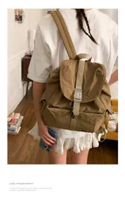 Dettaglio dello zaino in nylon marrone con pratica chiusura a patta e spallacci regolabili.