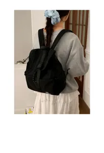 Vista dettagliata dello zaino in nylon nero casual da donna, elegante borsa da viaggio.