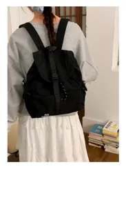 Zaino casual in nylon da donna, zaino da viaggio minimalista con chiusura a fibbia sicura.