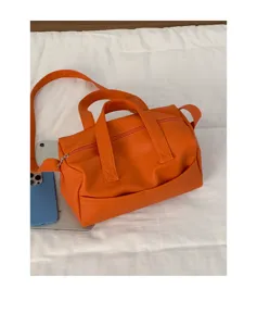 Borsa a tracolla morbida pelle arancione dettaglio, elegante borsa da lavoro grande.