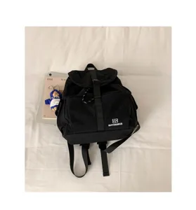 Zaino casual nero in nylon da donna, borsa scolastica minimalista e comodo zaino da viaggio.