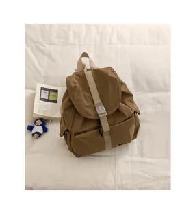 Vista dettagliata di uno zaino casual in nylon kaki con fibbia e cinghia anteriore.