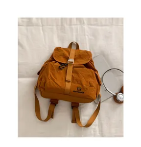 Zaino casual minimalista in nylon vista dettagliata, borsa da viaggio per studenti.