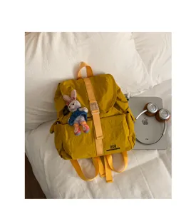 Zaino in nylon giallo vista dettagliata, zainetto da viaggio casual e minimalista.
