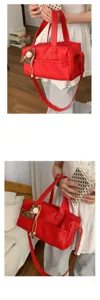 Borsa a tracolla morbida rossa di grande grande capacità stile coreano con simpatico ciondolo.
