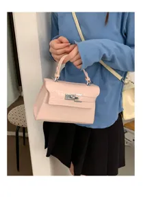 Rosa Kroko-Muster Kelly Handtasche Detailansicht mit silberner Hardware und strukturiertem Griff.